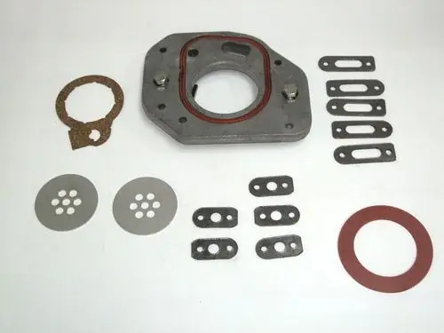 Dichtungsset von Daikin mit verschiedenen Gummi- und Metallelementen für die Wartung, einschließlich Dichtungen und Platten, angeordnet auf einer weißen Unterlage.